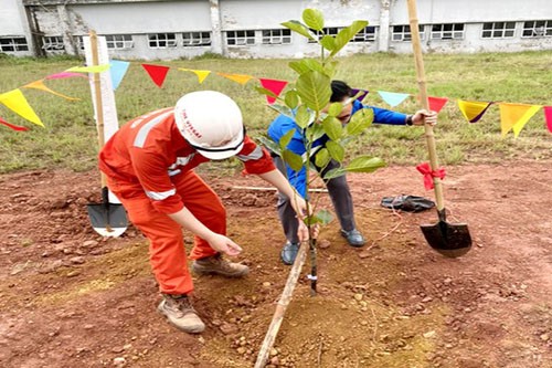 Đoàn Thanh niên Công ty CP Xi măng Sông Lam, Sông Lam 2 tại Nghệ An cùng Đoàn Khối Doanh nghiệp tỉnh trồng cây xanh tại Khu CN Nam Cấm.