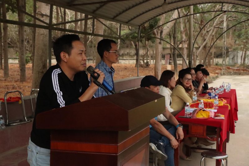 Ông Đinh Công Hiệp – Giám đốc sản xuất Công ty CP XM Đồng Bành - Đại diện ban Lãnh đạo lên phát biểu tại lễ khai mạc